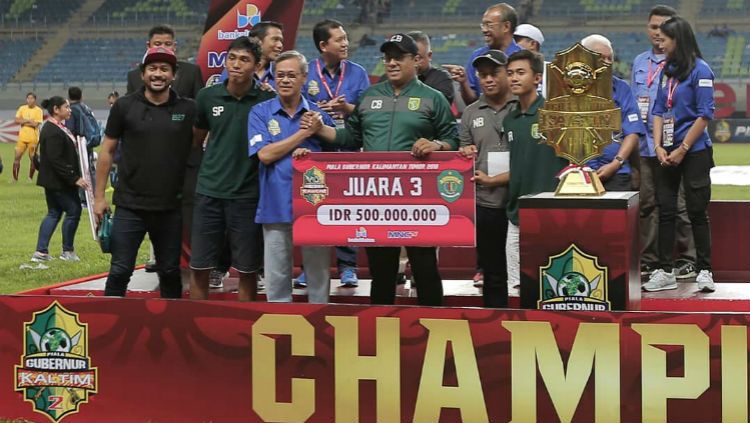 Persebaya Surabaya saat menerima hadiah juara ketiga Copyright: © persebaya.id