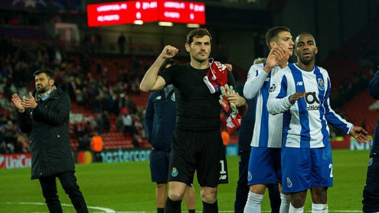 Casillas memberikan hormat kepada pendukung Liverpool. Copyright: © EPA