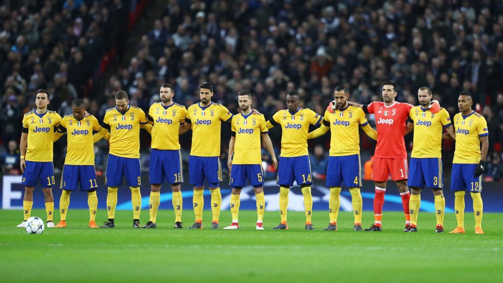 Skuat Juventus memberi penghormatan untuk Astori. Copyright: © GettyImages