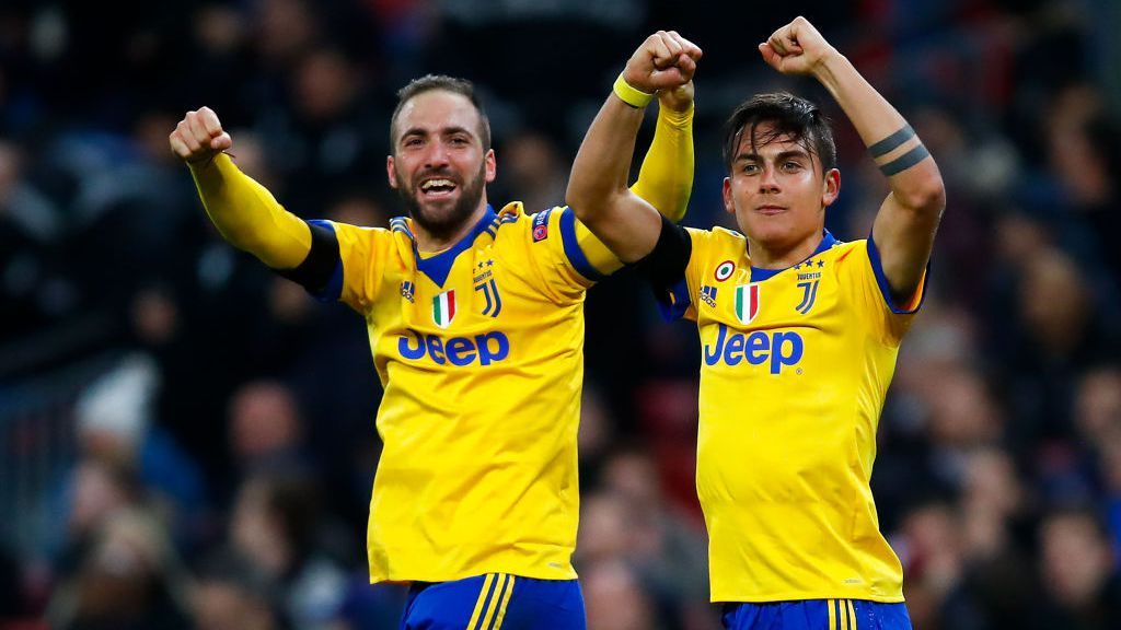 Dybala berselebrasi bersama Higuain setelah cetak gol kedua untuk Juventus. Copyright: © GettyImages