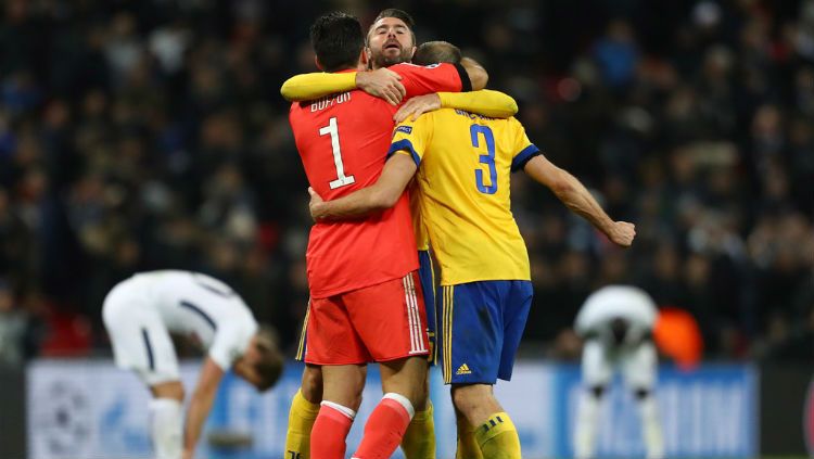 Barzagli berpelukan dengan Buffon dan Chiellini Copyright: © Getty Images