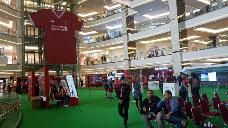 Jersey Liverpool terpampang di Mal Taman Anggek, Jakarta. Copyright: © Annisa Hardjanti/INDOSPORT