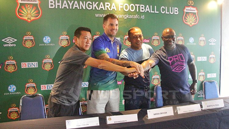 Persipura Jayapura, Bhayangkara FC, Persela Lamongan dan Barito Putera dalam jumpa pers. Copyright: © Fitra Herdian/INDOSPORT