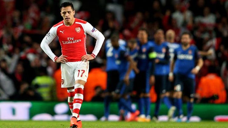 Tertunduk lesu wajah Alexis Sanches saat bersama Arsenal. Copyright: © Getty Images
