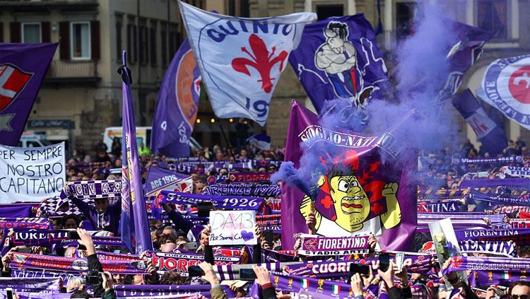 Suasana di depan gereja saat Davide Astori menerima pemberkatan terakhir sebelum dikubur. Copyright: © Reuters.