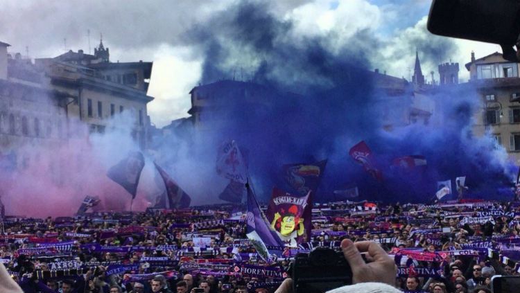 Fans Fiorentina Nyalakan Flare Copyright: © twitter.com/ChloeJBeresford