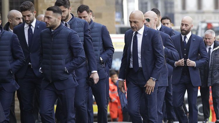 Luciano Spalletti memimpin pemain Inter Milan dalam proses pemakaman Astori. Copyright: © AP