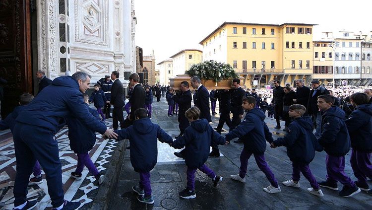 Momen ketika jenazah Davide Astori dibawa ke dalam gereja. Copyright: © Reuters.