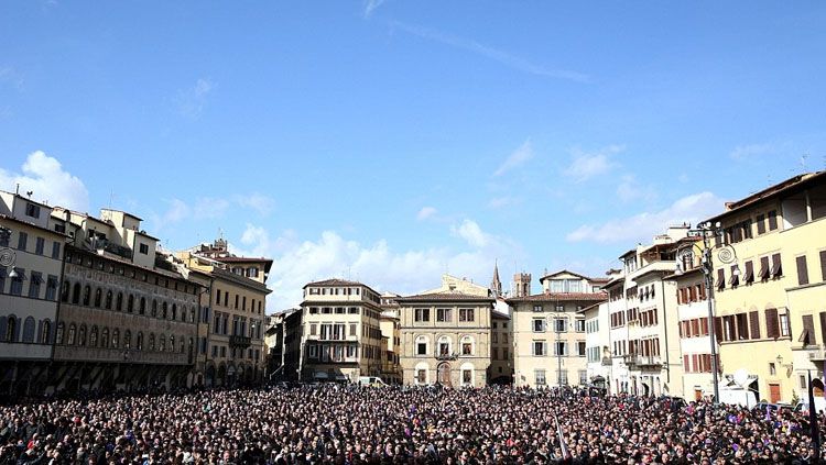 Ribuan orang yang menghadiri pemberkatan terakhir Davide Astori. Copyright: © Reuters.