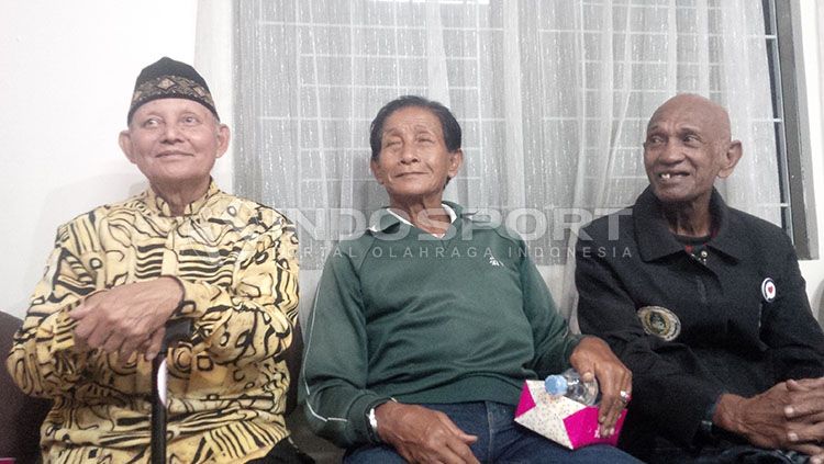 Tiga legenda Persib Bandung, Emen Suwarman, Rukman, dan Max Timisela. Copyright: © Arif Rahman/INDOSPORT