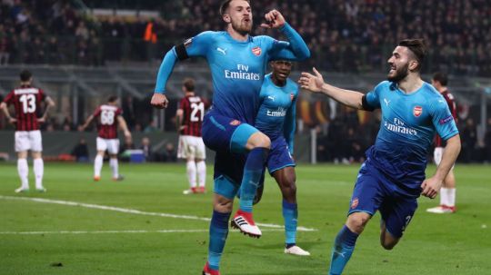 Aaron Ramsey kelabui Donnarumma saat cetak gol kedua Arsenal. Copyright: © GettyImages