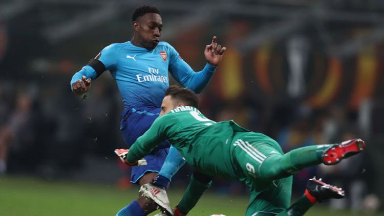 Bentrok yang terjadi antara Welbeck dan Donnarumma. Copyright: © Getty Images