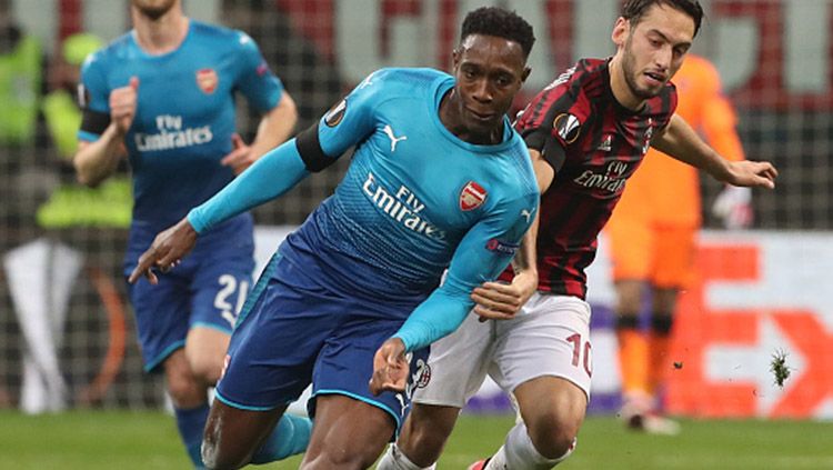 Welbeck berlari menghindari hadangan pemain Milan. Copyright: © Getty Images