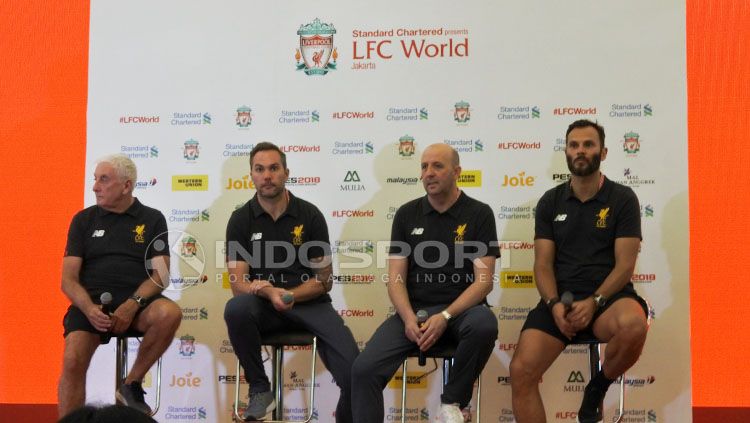Legenda Liverpool FC, Gary McAllister, Roy Evans, Patrik Berger, dan Jason McAteer di press conference LFC World. Copyright: © Annisa/INDOSPORT