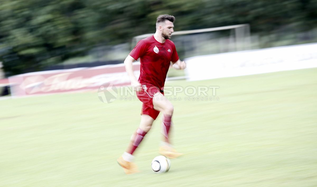 Marko Simic menggiring bola saat latihan. Herry Ibrahim Copyright: © Herry Ibrahim/INDOSPORT