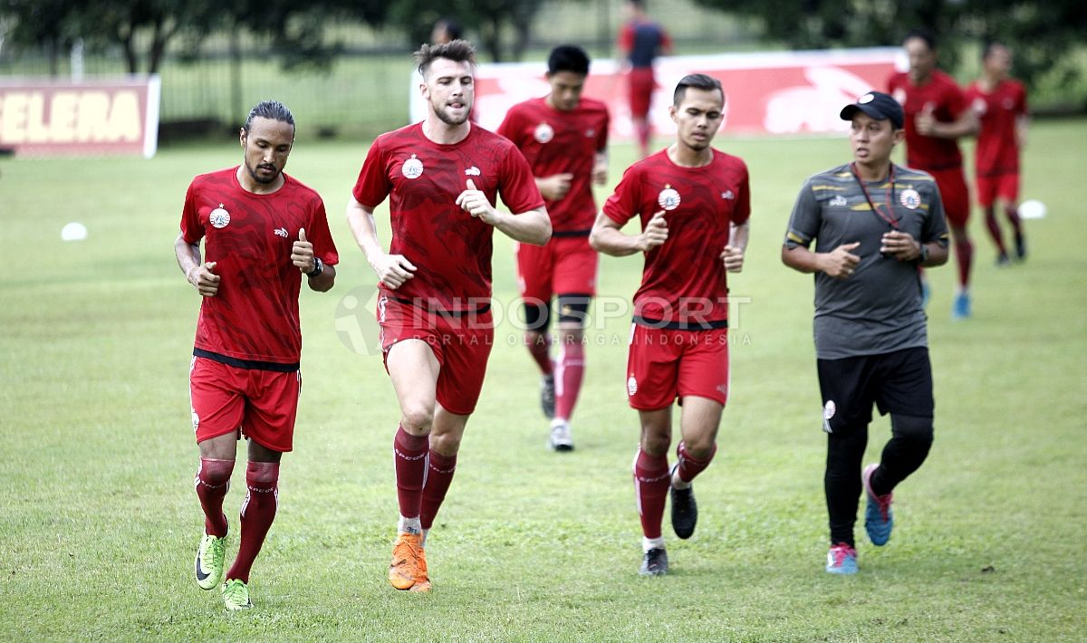 Beberapa pemain inti Persija Jakarta berlatih terpisah bersama pelatih fisik, Yogi Nugraha. Herry Ibrahim Copyright: © Herry Ibrahim/INDOSPORT