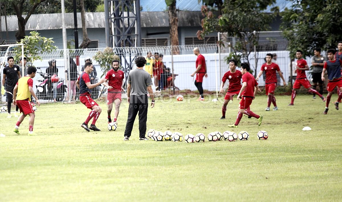 Latihan para pemain pelapis dibawah arahan pelatih Teco. Herry Ibrahim Copyright: © Herry Ibrahim/INDOSPORT