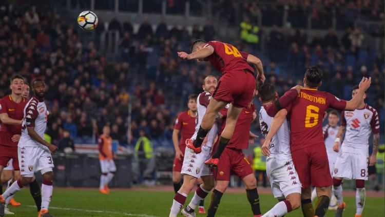 Manolas menangi duel udara dan dikonversi menjadi gol pertama AS Roma. Copyright: © Twitter@OfficialASRoma