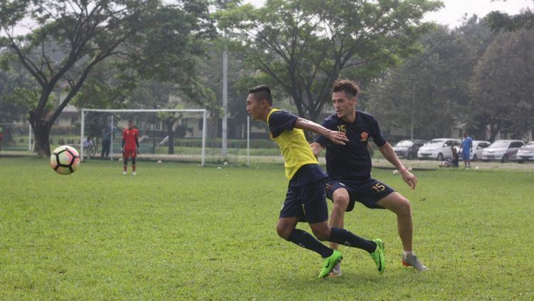 Pemain PS TIRA jalani latihan. Copyright: © PS TIRA