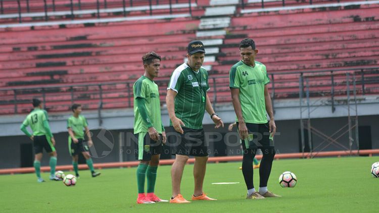 Pemain Persebaya Surabaya jalani latihan. Copyright: © Fitra Herdian/INDOSPORT