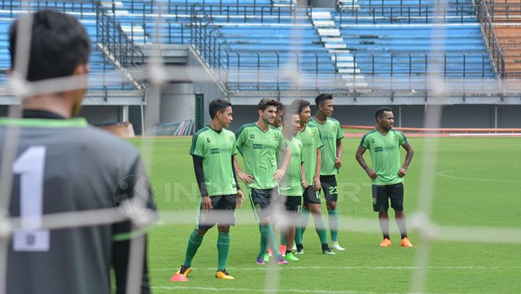 Pemain Persebaya Surabaya jalani latihan. Copyright: © Fitra Herdian/INDOSPORT