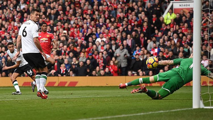 Momen gol Man United ke gawang Liverpool diciptakan oleh Marcus Rashford. Copyright: © Getty Images