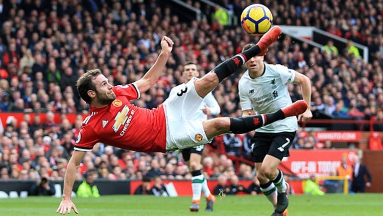 Tendangan salto Juan Mata ke gawang Liverpool, tapi gagal. Copyright: © Getty Images