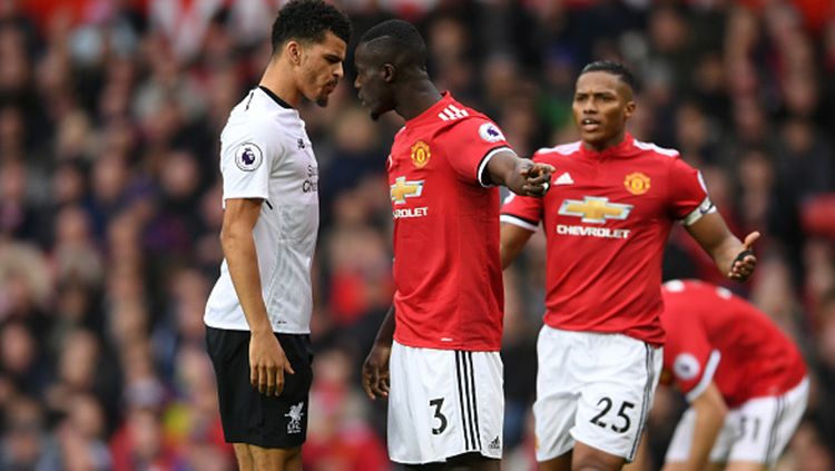 Striker Liverpool, Solanke, tampak bersitegang dengan bek Man United, Erick Bailly. Copyright: © Getty Images