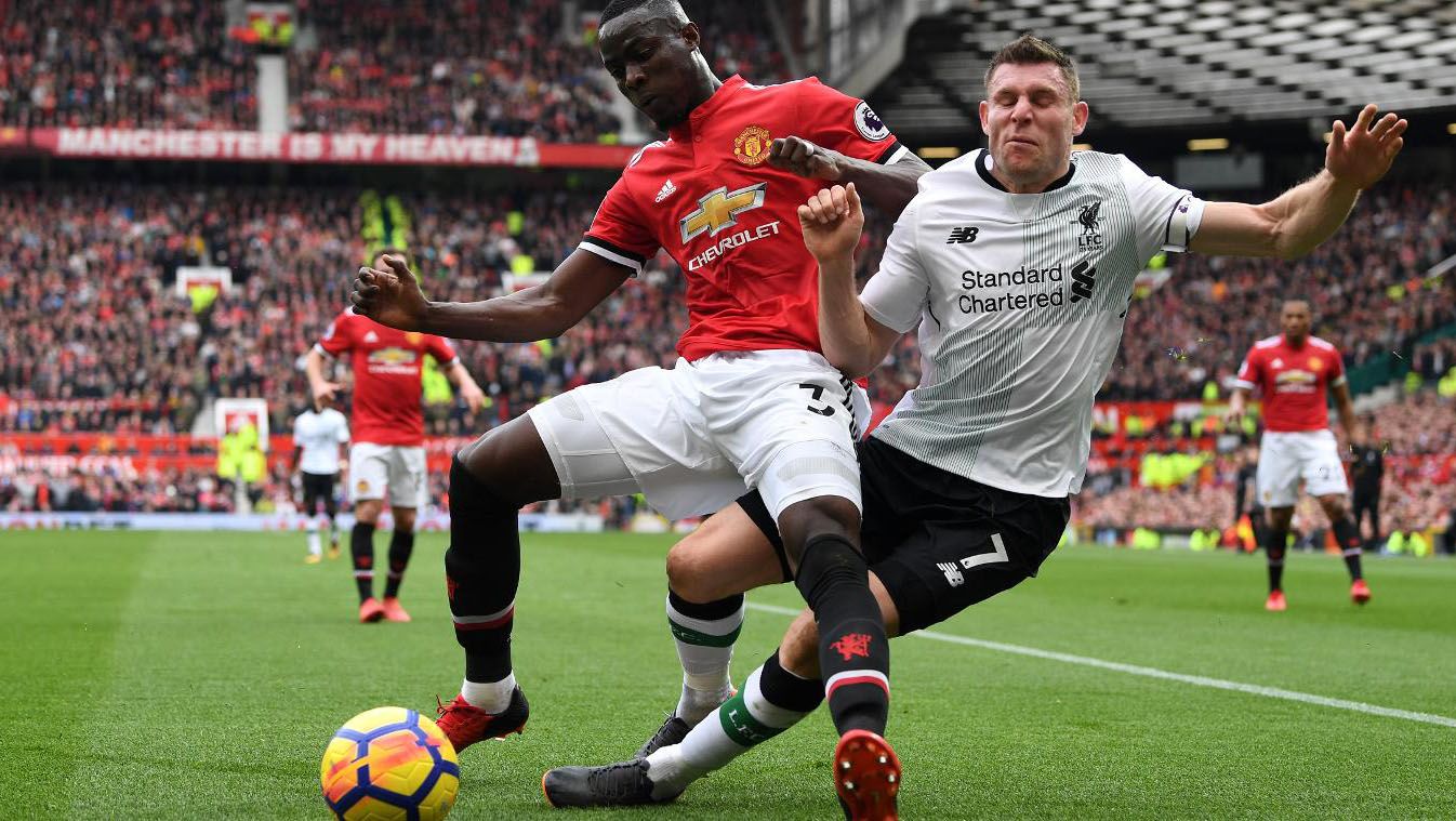 Eric Bailly menghadang pemain Liverpool Copyright: © primerleague.com