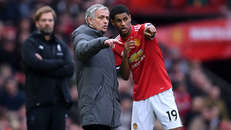 Mourinho (kiri) tampak memberikan intruksi kepada Marcus Rashford. Copyright: © Getty Images