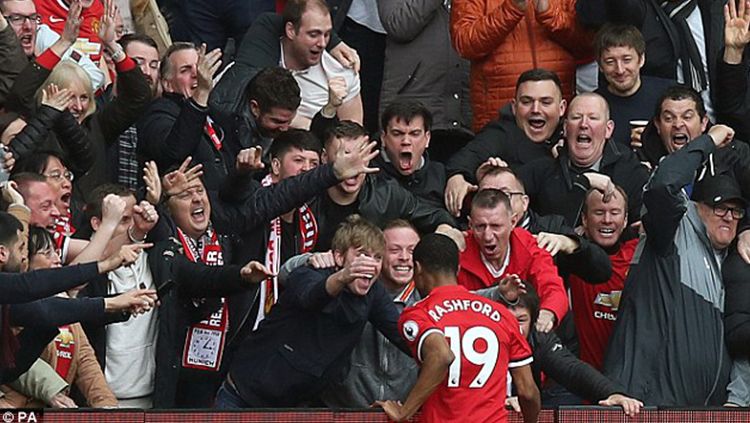 Marcus Rashford berlari ke arah fans usai membobol gawang Liverpool. Copyright: © Daily Mail