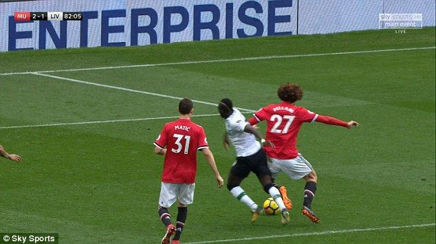 Fellaini menjatuhkan Sadio Mane di area kotak penalti Man United. Copyright: © Daily Mail