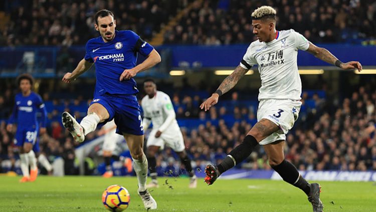 Pencetak gol untuk Crystal Palace ke gawang Chelsea, Patrick Van Anholt (kanan), menendang bola dan dicoba diadang Zappacosta. Copyright: © Getty Images