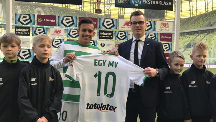 Egy Maulana Vikri diperkenalkan oleh klub barunya Lechia Gdańsk dan langsung mendapatkan nomor punggung 10. Copyright: © Twitter@Lechia Gdańsk