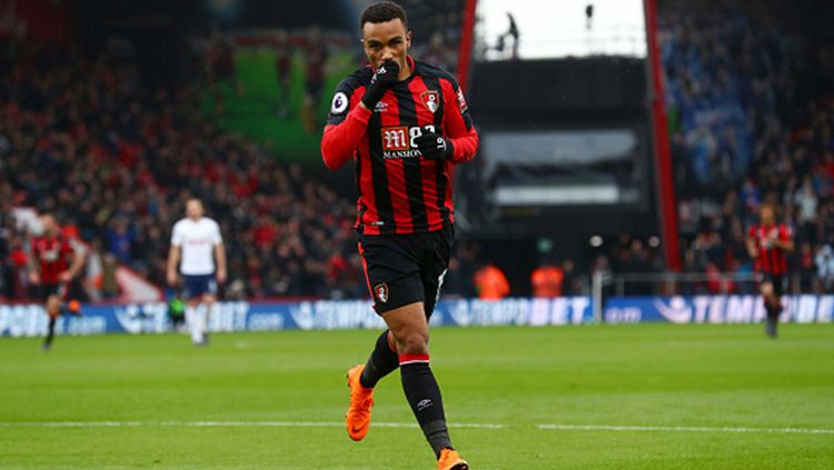 Junior Stanislas berselebrasi usai membobol gawang Tottenham Hotspur. Copyright: © Getty Images