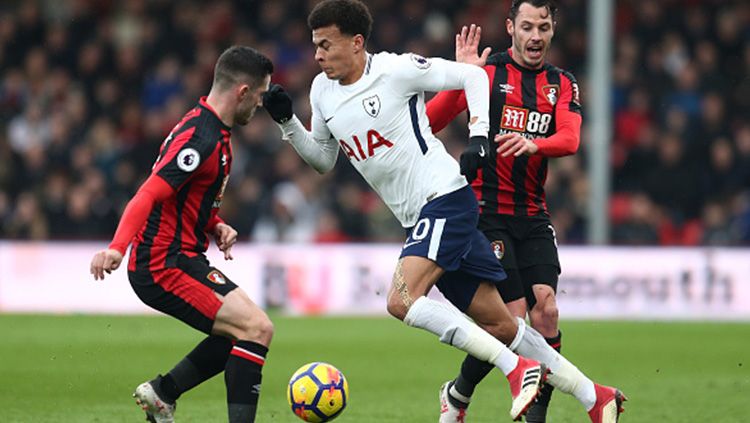 Dele Alli di antara dua pemain Bournemouth. Copyright: © Getty Images