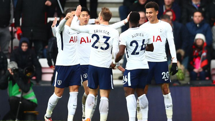 Pemain-pemain Tottenham Hotspur merayakan terciptanya gol saat melawan Bournemouth. Copyright: © Getty Images