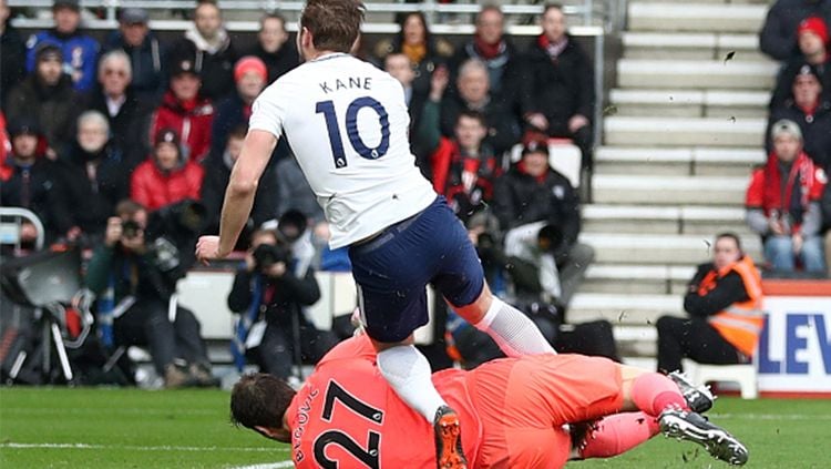 Harry Kane mengalami cedera saat Tottenham Hotspur bertandang ke markas Bournemouth pada pekan ke-30 Liga Primer Inggris. Copyright: © Getty Images