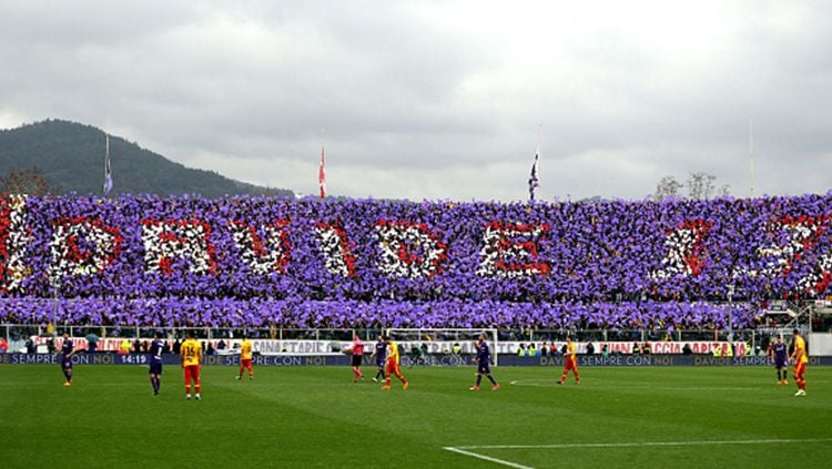 Penghormatan untuk Davide Astori di laga Fiorentina vs Benevento. Copyright: © Getty Images
