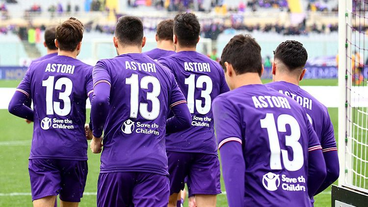 Para pemain Fiorentina mengenakan jersey bernamakan Davide Astori sebagai penghormatan. Copyright: © REUTERS
