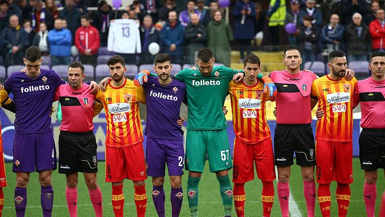 Mengheningkan cipta di laga Fiorentina vs Benevento untuk mengenang Davide Astori. Copyright: © REUTERS