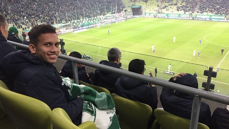 Egy Maulana Vikri menonton klub anyarnya, Legia Gedansk, melawan Legia Warsawa. Copyright: © Instagram Lechia Gedansk