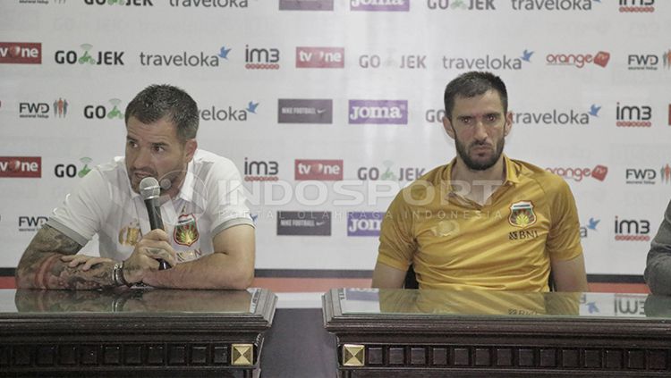 Simon McMenemy dan Vladimir Vujovic. Copyright: © Fitra Herdian/INDOSPORT