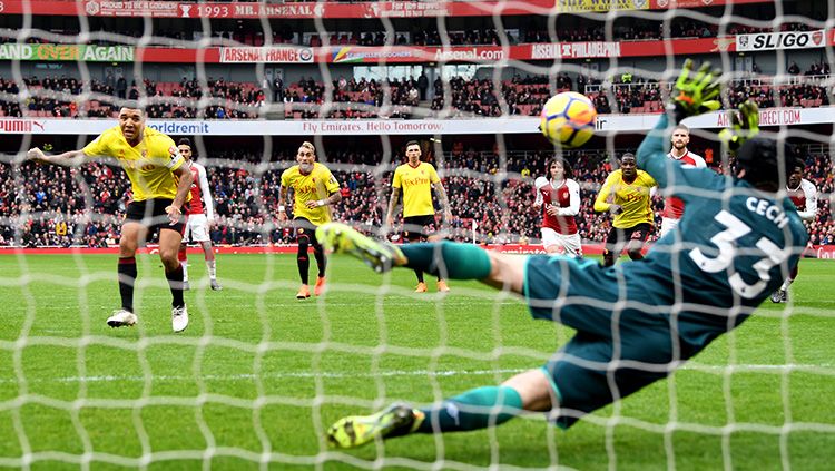 Petr Cech berhasil menepis tendangan dari Troy Deeney. Copyright: © Getty Images