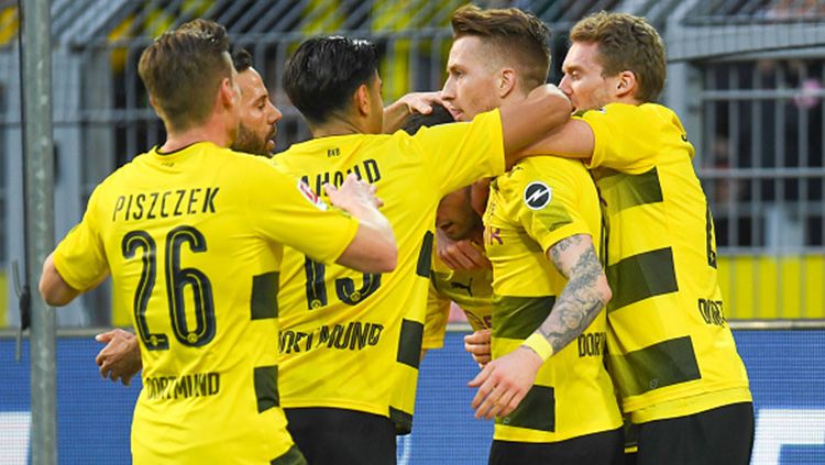 Aksi selebrasi pemain Borussia Dortmund menang 3-2 atas Eintracht Frankfurt Copyright: © Getty Images