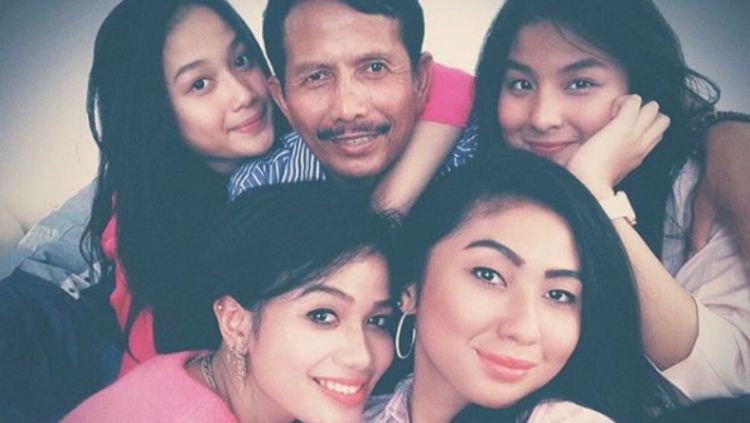 Djajang Nurdjaman di antara putri dan cucunya Copyright: © Instagram/djanur_16