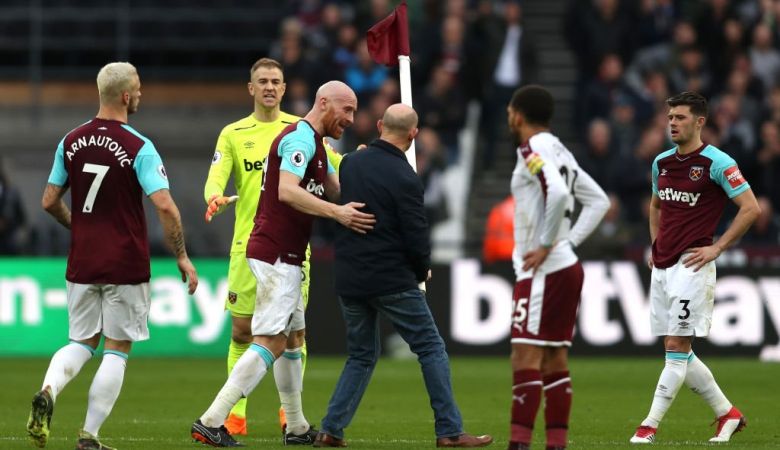 Suporter West Ham masuk lapangan Copyright: © Getty Images