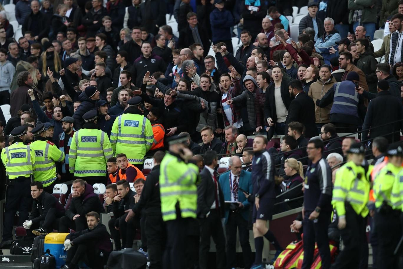 Suporter West Ham memberikan cacian terhadap petinggi klub Copyright: © EveningStandard