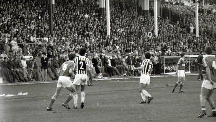 Situasi pertangan Lechia Gdansk melawan Juventus pada 1983. Copyright: © Getty Images