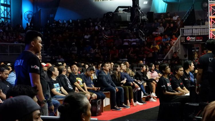 Ardi Bakrie dan jajarannya saat menyaksikan One Pride MMA. Copyright: © Alfia Nurul Fadill/INDOSPORT